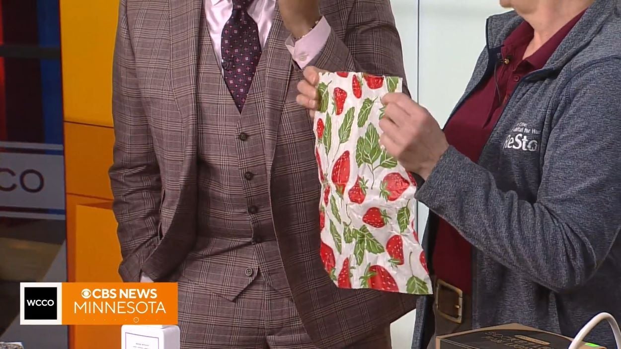 Jan showing how to use bee's wrap instead of plastic bags.