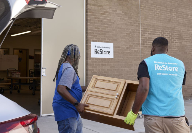 Person donating to Restore.
